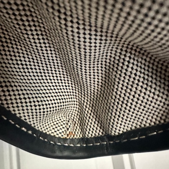 Burberry Black and Cream Tote Bag with Structured Shape and Leather Accents - Picture 14 of 14